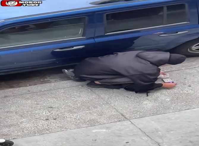 Video :When he films drug traffickers, they smash his window and throw a rock